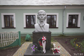 «Именем геноцида». Чиновники проговорились, куда «исчез» бюст Костюшко в Малых Сехновичах