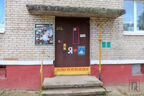 Почему беларусам приходится ремонтировать подъезды своими силами, годами платя за капремонт